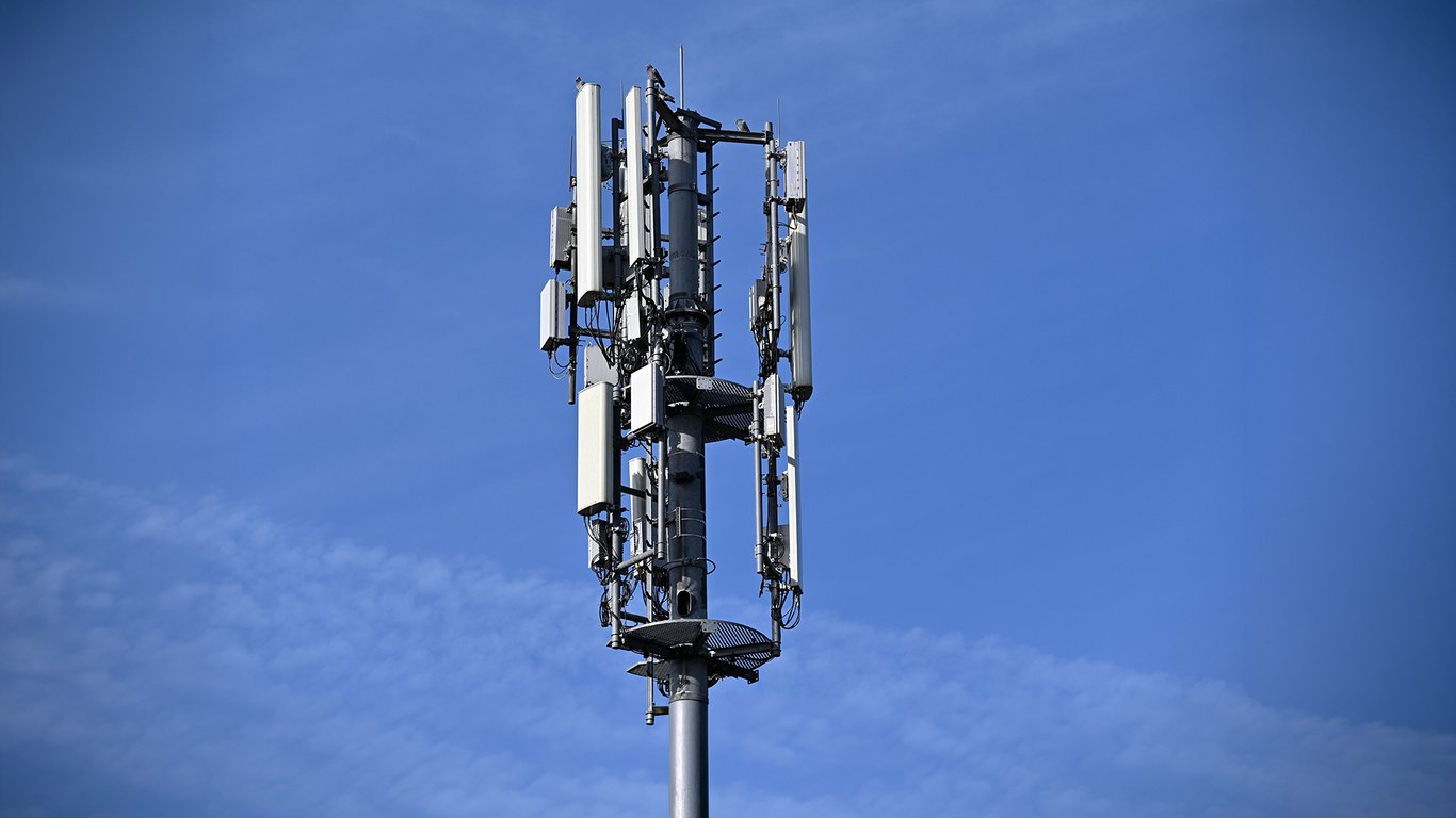 Cellular tower with multiple antennas representing Peplink carrier redundancy for mobile bandwidth bonding.