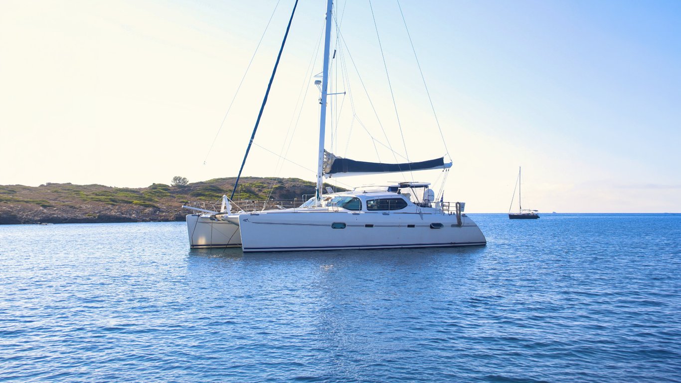 Sailboat at sea representing Peplink maritime bandwidth bonding connectivity.