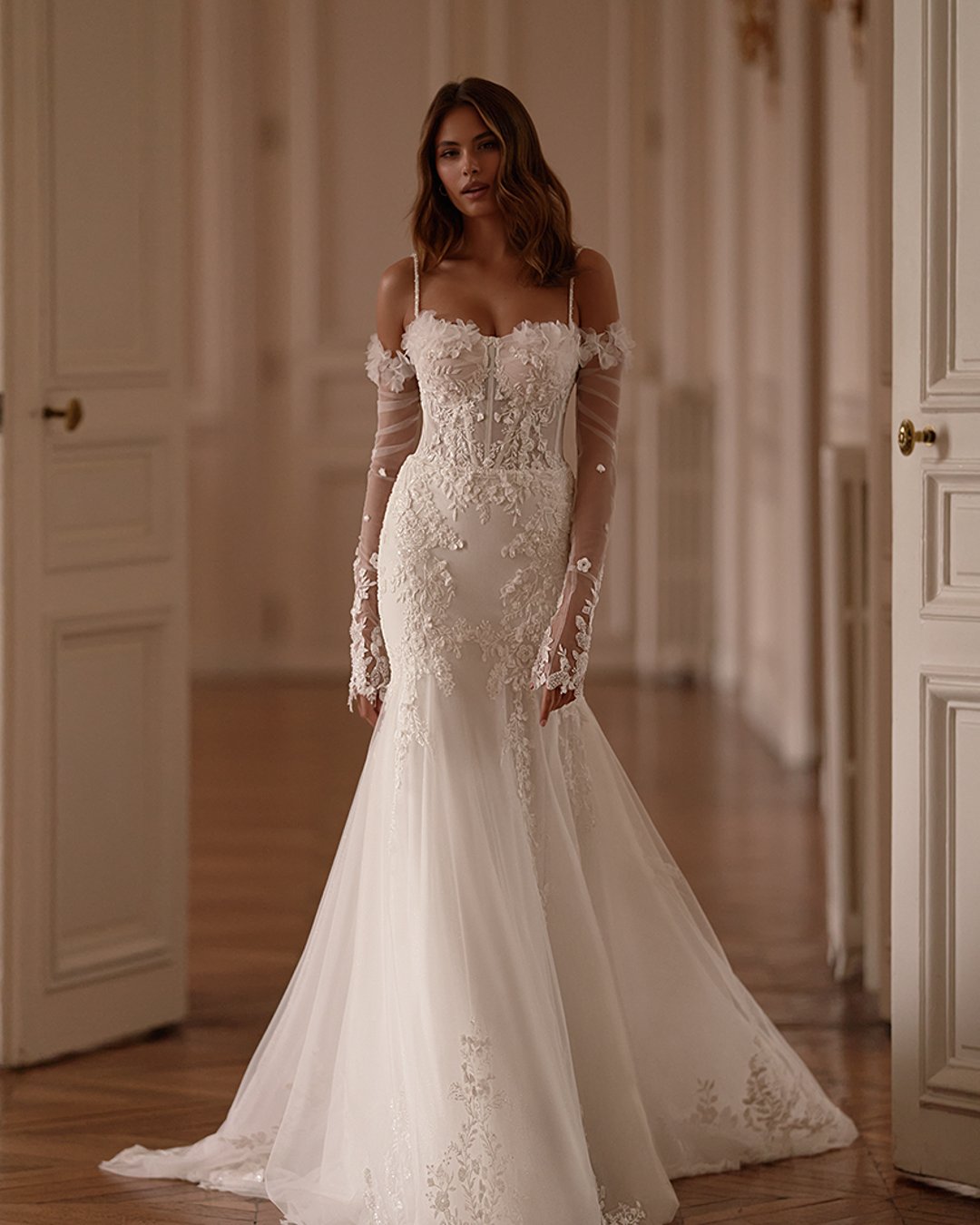 Model Rizend, koronkowa syrena z kwiatkami 3D, zdobionym trenem i nakładanymi rękawkami. Elegancja i zmysłowość w jednym!