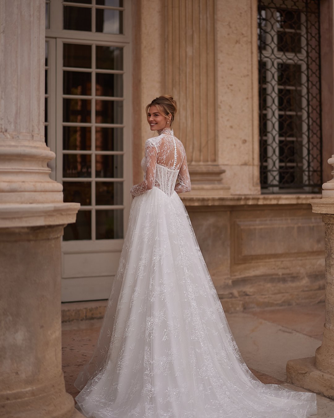 Suknia Kaviella z kolekcji AnnaSposa to połączenie elegancji i nowoczesności, które zachwyci każdą pannę młodą. Wykonana z delikatnej francuskiej koronki, z zmysłowym rozporkiem i gorsetowym krojem, subtelnie podkreśla sylwetkę, a przezroczyste szerokie ramiączka dodają jej lekkości. Uzupełniona o bolerko i efektowny tren, ta suknia sprawi, że poczujesz się wyjątkowo w najważniejszym dniu swojego życia.