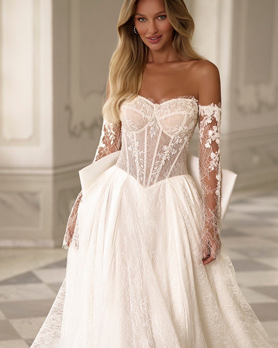 Istolia to niezwykle elegancka, koronkowa suknia ślubna o księżniczkowym kroju z efektowną kokardą. Gorsetowy fason, lekka konstrukcja, pas w literę V oraz zdejmowane rękawy sprawiają, że suknia łączy klasykę z nowoczesnością.