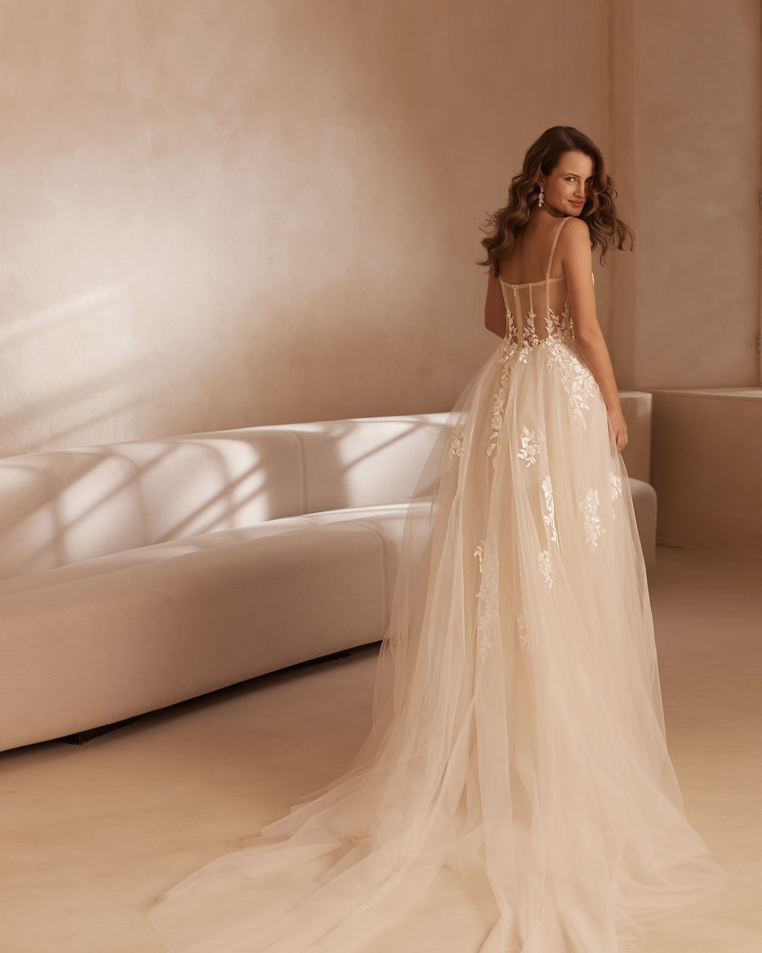 Suknia ślubna 5861 z kolekcji Elizabeth Passion to kwintesencja romantyzmu, łącząca delikatną koronkę i zwiewny tiul. Jej szeroka spódnica w linii A, na ramiączkach z subtelnym rozporkiem oraz gorsetowym pasem w kształcie litery V, podkreśla sylwetkę, a ozdobne kwiatki dodają jej wyjątkowego uroku. Ta elegancka suknia sprawi, że każda panna młoda poczuje się jak prawdziwa księżniczka w dniu swojego ślubu.