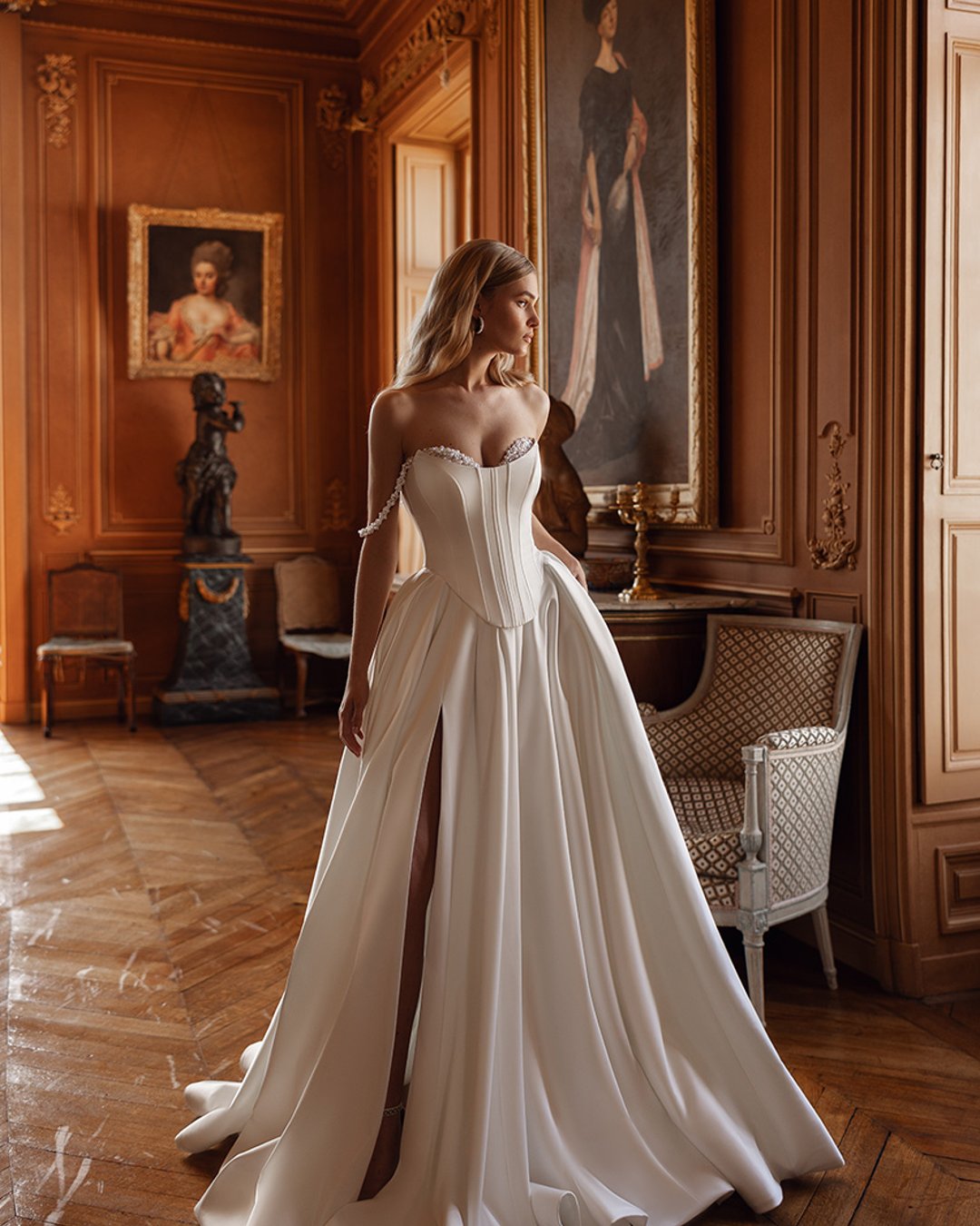 Brava to wyjątkowa kreacja, która wyróżnia się eleganckim krojem i wszechstronnością. Model oferuje dwa style spódnicy – klasyczną princesskę oraz dopasowaną rybkę. Gorset wyszywany kryształkami i perłami dodaje blasku, a subtelne opadające rękawki nadają lekkości. Suknia z efektywnym rozcięciem na nogę, wykonana z wysokiej jakości satyny, zapewnia komfort i doskonały wygląd przez cały dzień.