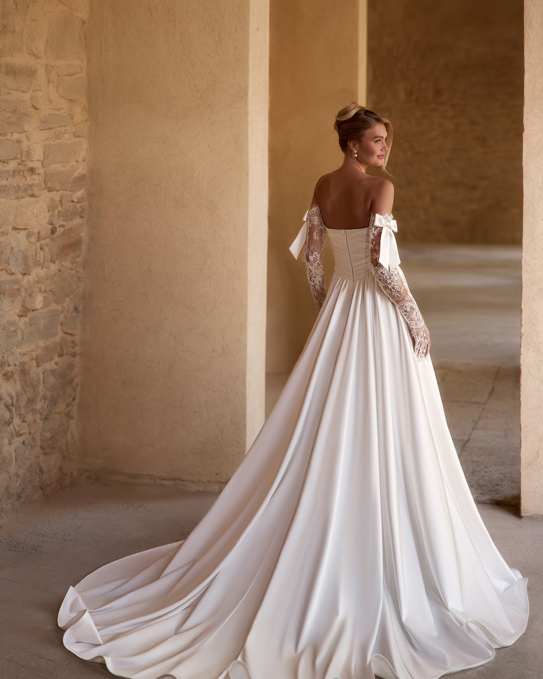 Suknia ślubna Frantelia z kolekcji AnnaSposa to kwintesencja klasycznej elegancji, która zachwyca zarówno gorsetowym krojem, jak i rozkloszowanym dołem, idealnie podkreślającym sylwetkę. Dekolt w kształcie serca oraz subtelne perły dodają jej niepowtarzalnego blasku, a tren nadaje całości romantycznego charakteru. Wybierz Frantelię, aby w dniu swojego ślubu poczuć się jak prawdziwa księżniczka.