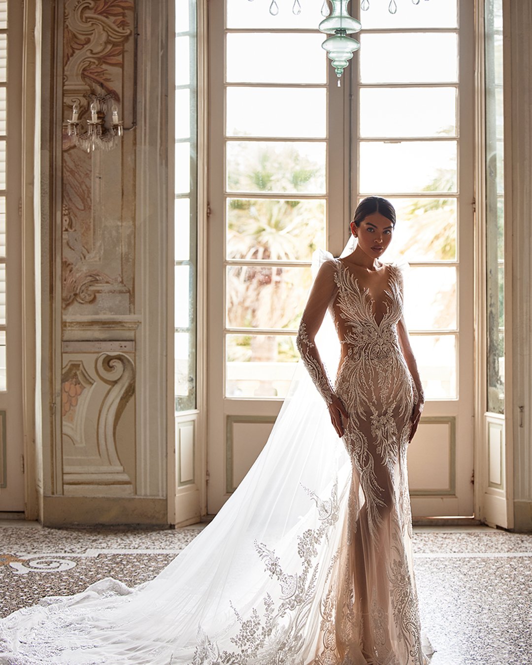 Anna Sposa – Model Shelda, efektowna syrena z ręcznie zdobioną koronką i kryształkami, modnymi rękawkami i długim trenem. Suknia, która oczaruje wszystkich!