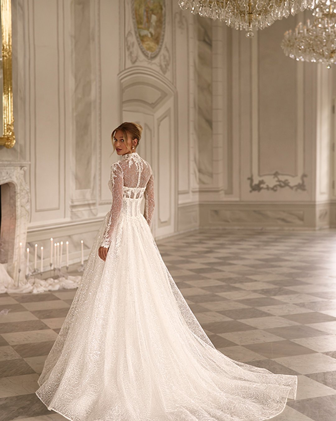 Zjawiskowa suknia ślubna Muella to połączenie elegancji i funkcjonalności. Dwuczęściowa konstrukcja z dopasowaną bazą typu tuba i nakładaną, szeroką spódnicą tworzy efektowny look. Gorsetowa, delikatnie przezroczysta góra uzupełniona jest o koronkowe bolerko i spektakularny tren.