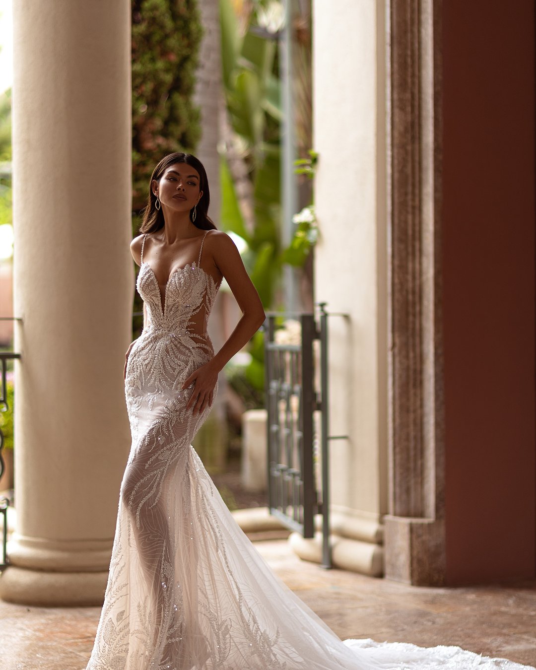 Suknia ślubna Ares z kolekcji AnnaSposa to kwintesencja nowoczesnej elegancji, łącząca zmysłowość syrenki z finezją ręcznie wyszywanej koronki i kryształków. Odkryte plecy oraz delikatne ramiączka podkreślają sylwetkę, a długi tren nadaje całości majestatycznego charakteru. Ta dopasowana, przezroczysta kreacja sprawi, że każda panna młoda poczuje się wyjątkowo w swoim najważniejszym dniu.