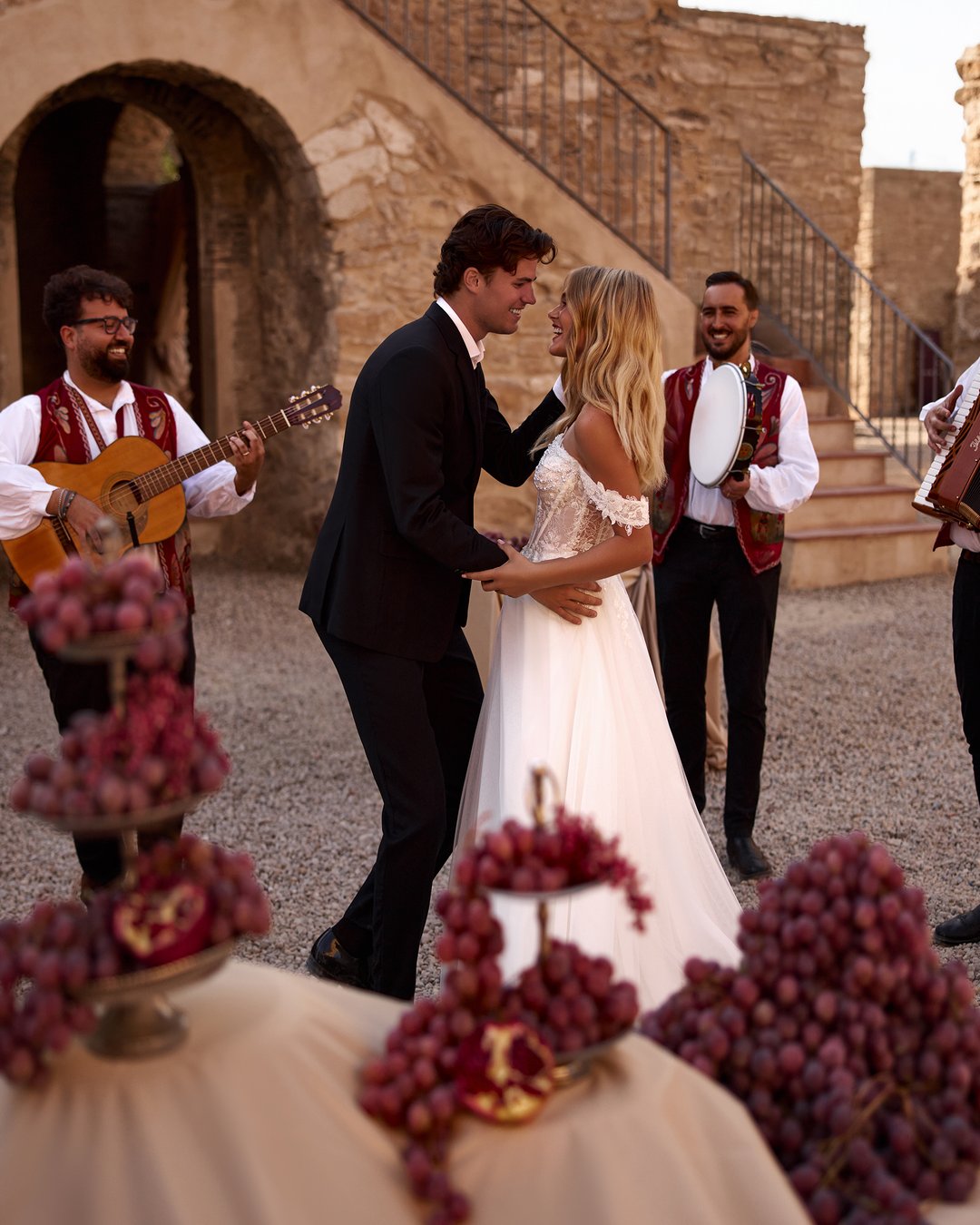 Suknia ślubna Horolina z kolekcji AnnaSposa to romantyczna propozycja dla przyszłych panien młodych pragnących połączyć elegancję z subtelnością. Wykonana z lekkiego tiulu i francuskiej koronki, zachwyca rozkloszowanym krojem, gorsetowym wykończeniem oraz delikatnymi opadającymi ramiączkami, które podkreślają sylwetkę. Efektowne kryształki oraz rozcięcie w stylu V dodają całości blasku, a długi tren wprowadza nutę spektakularności w tym niezapomnianym dniu.