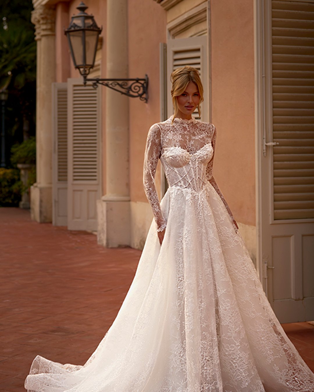 Elegancka suknia ślubna Lazurina zachwyca romantyczną linią A, pełną koronkowych detali i subtelnego blasku. Gorsetowy fason w połączeniu z dopinanym bolerkiem tworzy efektowną, a zarazem delikatną stylizację. To idealna propozycja dla Panny Młodej, która ceni klasykę w nowoczesnym wydaniu...