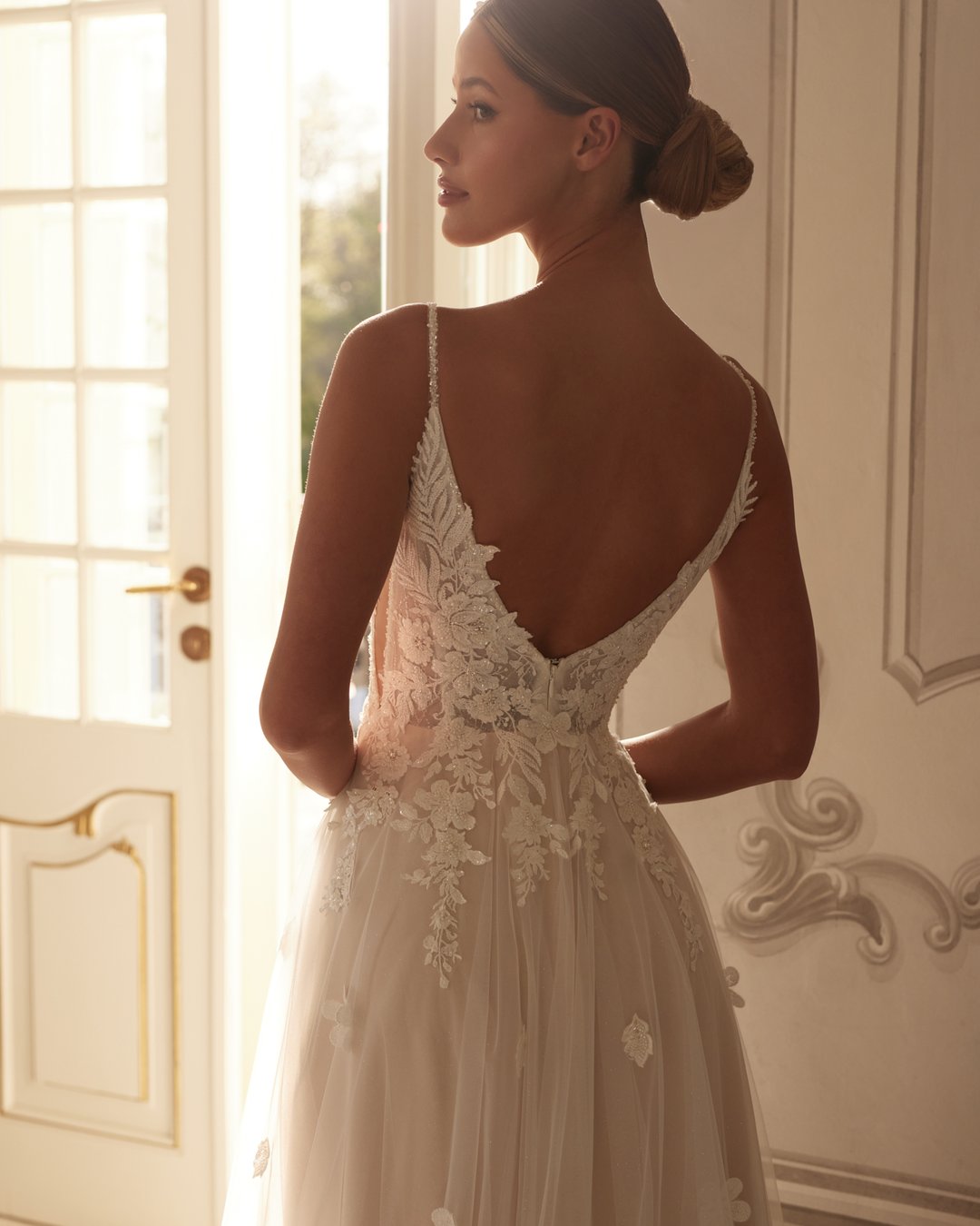 Suknia ślubna Isadora z kolekcji Gala to kwintesencja romantyzmu, łącząca lekkość tiulu z delikatnością koronki. Jej rozkloszowany krój w linii A subtelnie podkreśla sylwetkę, tworząc niezapomniany efekt w dniu ślubu. Poczuj się jak prawdziwa księżniczka w tej wyjątkowej kreacji, która sprawi, że każdy krok będzie pełen magii.