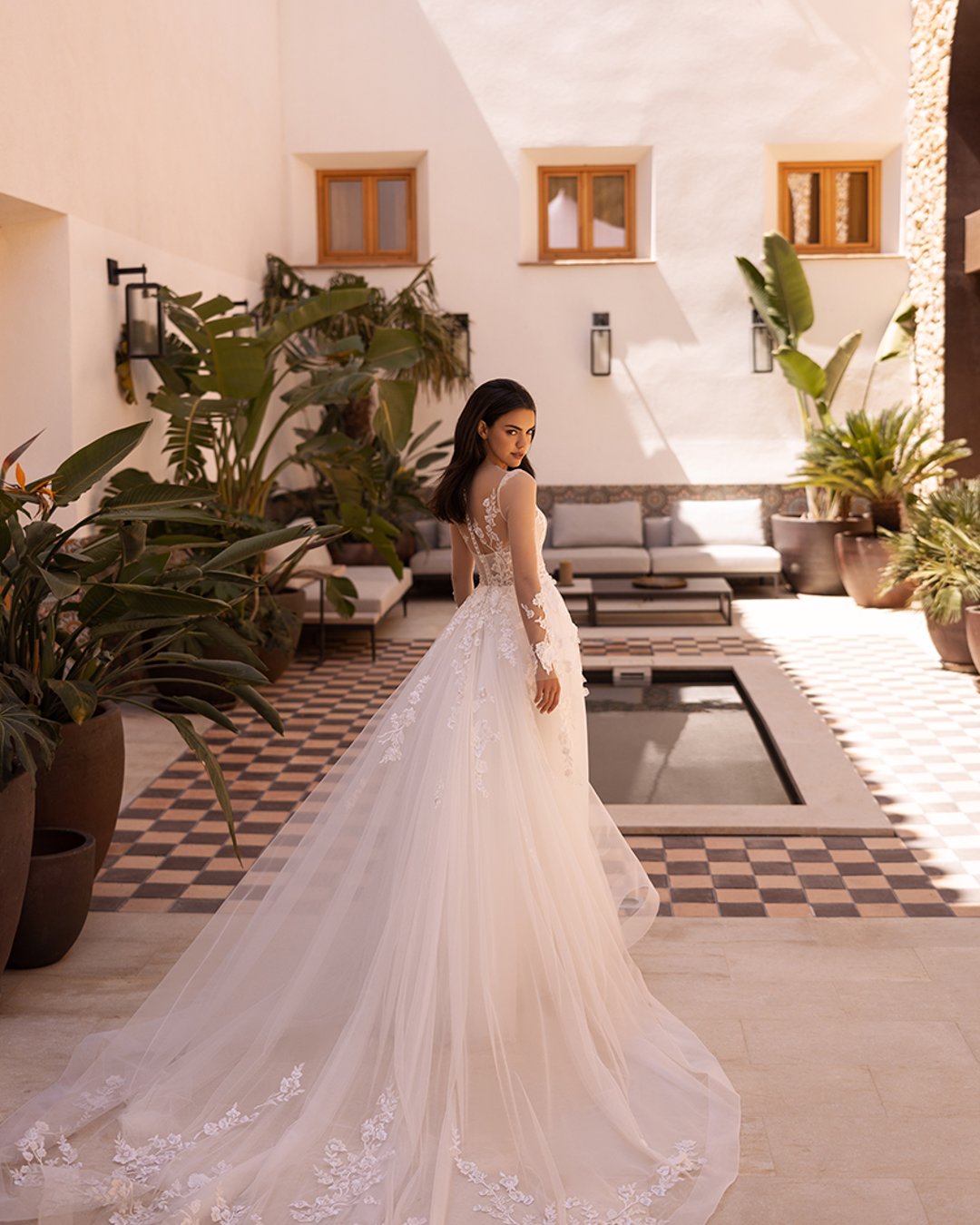 Suknia ślubna model 5508 z kolekcji Elizabeth Passion to elegancka kreacja w literę A z długimi rękawami i koronkowymi detalami. Jej subtelny tiul i koronka sprawiają, że jest to idealny wybór dla każdej romantycznej panny młodej.