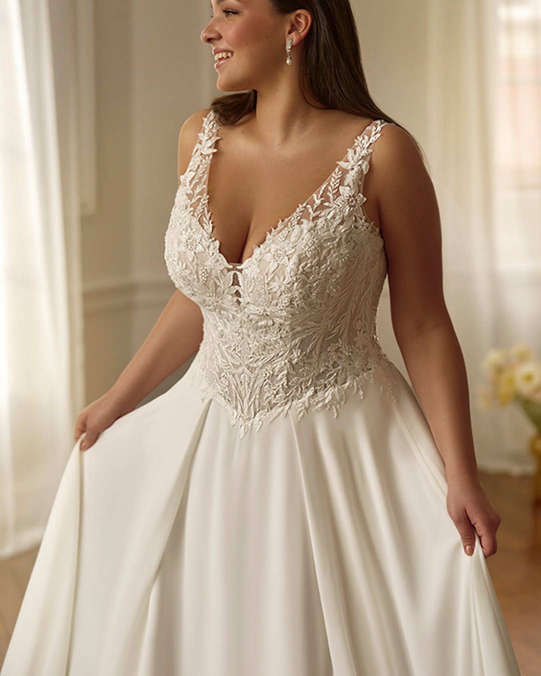 Model Shimella to klasyczna suknia ślubna o kroju linii A, z elegancką koronkową górą i zwiewną muślinową spódnicą. Przezroczysty gorset z szerokimi ramiączkami i pasem w literę V pięknie podkreśla talię i zapewnia komfort oraz subtelną elegancję.