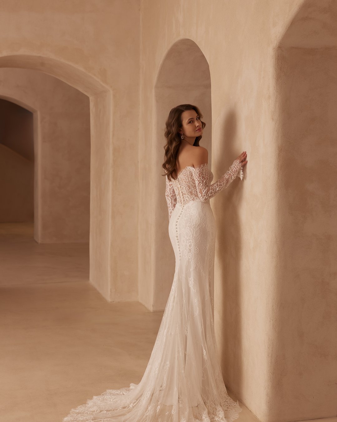 Suknia ślubna 5898 z kolekcji Elizabeth Passion to kwintesencja klasycznej elegancji i nowoczesnego stylu. Dopasowany gorset i tren w pełni z koronki francuskiej doskonale podkreślają sylwetkę panny młodej, a lekki tiul dodaje całości romantycznego uroku. Pozwól sobie na chwilę magii w tej niezwykłej kreacji, która sprawi, że w dniu Twojego ślubu poczujesz się wyjątkowo.