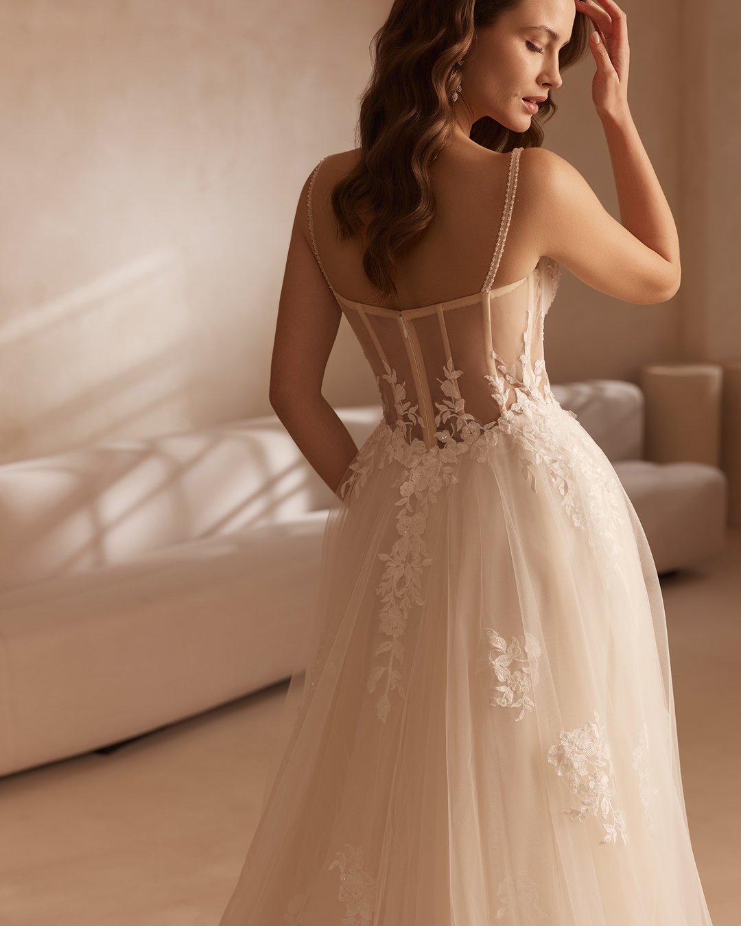 Suknia ślubna 5861 z kolekcji Elizabeth Passion to kwintesencja romantyzmu, łącząca delikatną koronkę i zwiewny tiul. Jej szeroka spódnica w linii A, na ramiączkach z subtelnym rozporkiem oraz gorsetowym pasem w kształcie litery V, podkreśla sylwetkę, a ozdobne kwiatki dodają jej wyjątkowego uroku. Ta elegancka suknia sprawi, że każda panna młoda poczuje się jak prawdziwa księżniczka w dniu swojego ślubu.