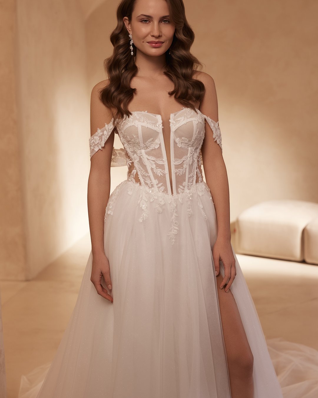 Suknia ślubna 5816 z kolekcji Elizabeth Passion to kwintesencja nowoczesnej elegancji, łącząca w sobie zmysłowość i delikatność. Jej szeroka spódnica z tiulu, ozdobiona koronkowymi detalami, doskonale współgra z gorsetowym topem i opadającymi ramiączkami, a subtelny rozporek dodaje całości odrobiny śmiałości. Pas w kształcie litery V podkreśla talię, tworząc sylwetkę, która oczaruje w tym wyjątkowym dniu.