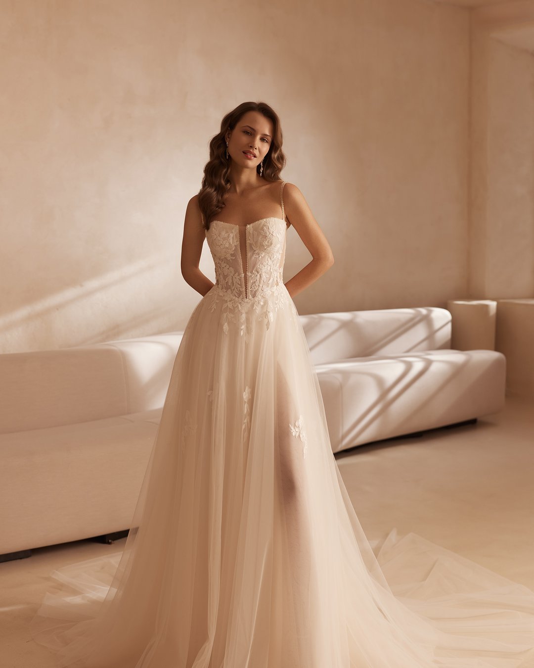 Suknia ślubna 5861 z kolekcji Elizabeth Passion to kwintesencja romantyzmu, łącząca delikatną koronkę i zwiewny tiul. Jej szeroka spódnica w linii A, na ramiączkach z subtelnym rozporkiem oraz gorsetowym pasem w kształcie litery V, podkreśla sylwetkę, a ozdobne kwiatki dodają jej wyjątkowego uroku. Ta elegancka suknia sprawi, że każda panna młoda poczuje się jak prawdziwa księżniczka w dniu swojego ślubu.