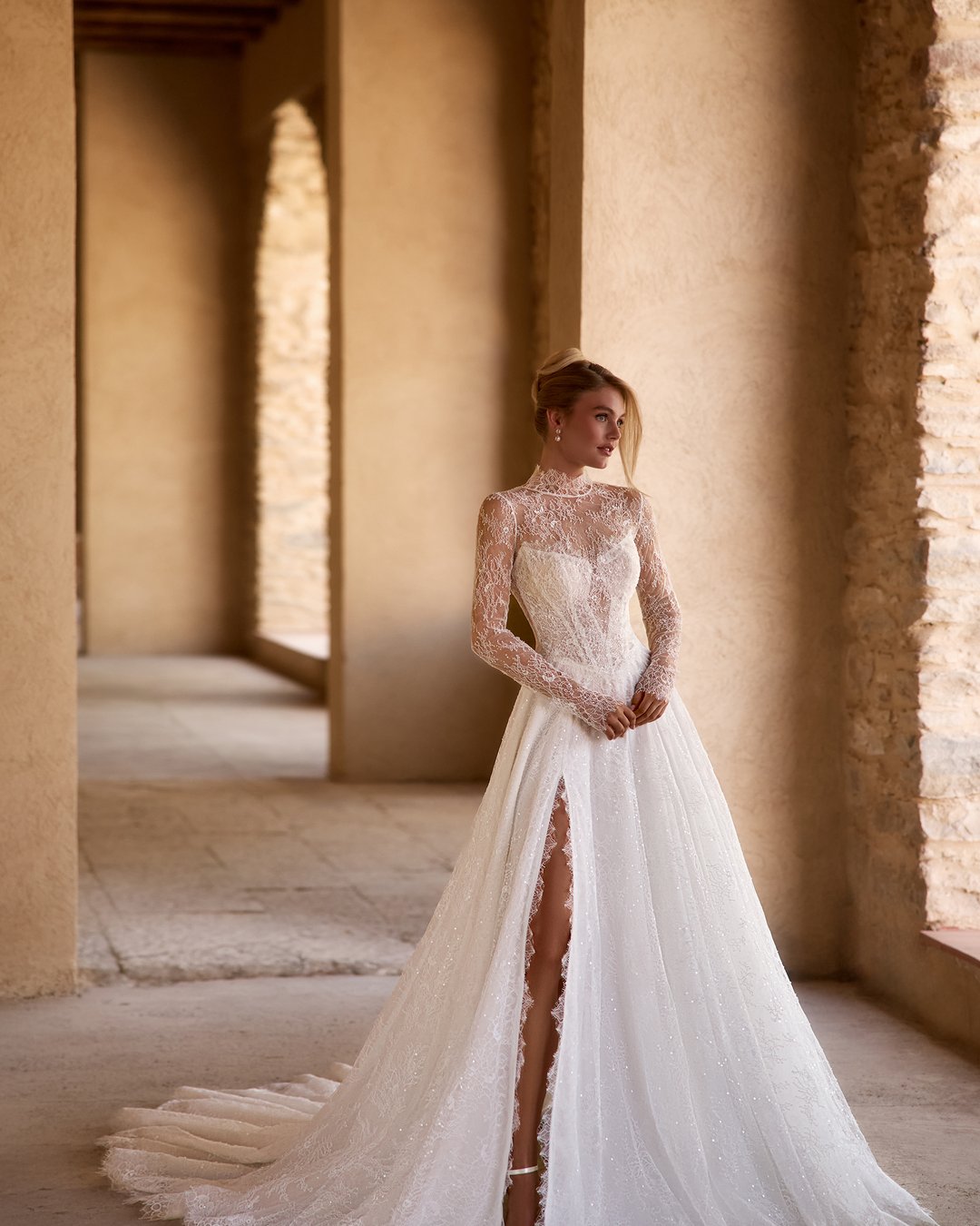 Suknia ślubna Sirella z kolekcji AnnaSposa to kwintesencja romantyzmu, łącząca lekkość z elegancją. Jej rozkloszowany krój w linii A, podkreślający sylwetkę dzięki pasowi w kształcie litery V, współgra z delikatnym gorsetem i przezroczystym bolerkiem, natomiast francuska koronka dodaje jej wyjątkowego blasku. Z trenem, który subtelnie podkreśla każdy krok, Sirella sprawi, że każda panna młoda poczuje się jak prawdziwa księżniczka w swoim wyjątkowym dniu.
