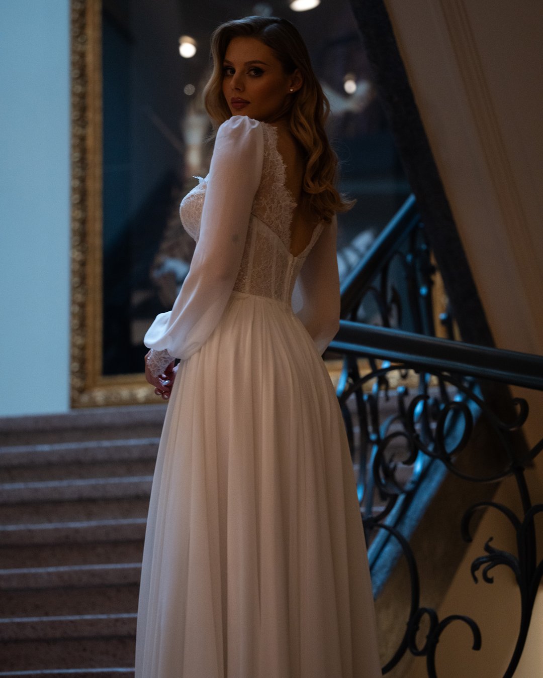 Suknia ślubna Viktoria z kolekcji LaLiven to kwintesencja boho elegancji, łącząca w sobie lekkość muslinu i subtelność francuskiej koronki. Dwuczęściowy fason z długimi rękawami, szeroką spódnicą oraz zmysłowym rozporkiem podkreśla sylwetkę, dodając wyjątkowego blasku każdej pannie młodej. Ta gorsetowa kreacja z pewnością sprawi, że Twój wyjątkowy dzień stanie się niezapomnianym przeżyciem.
