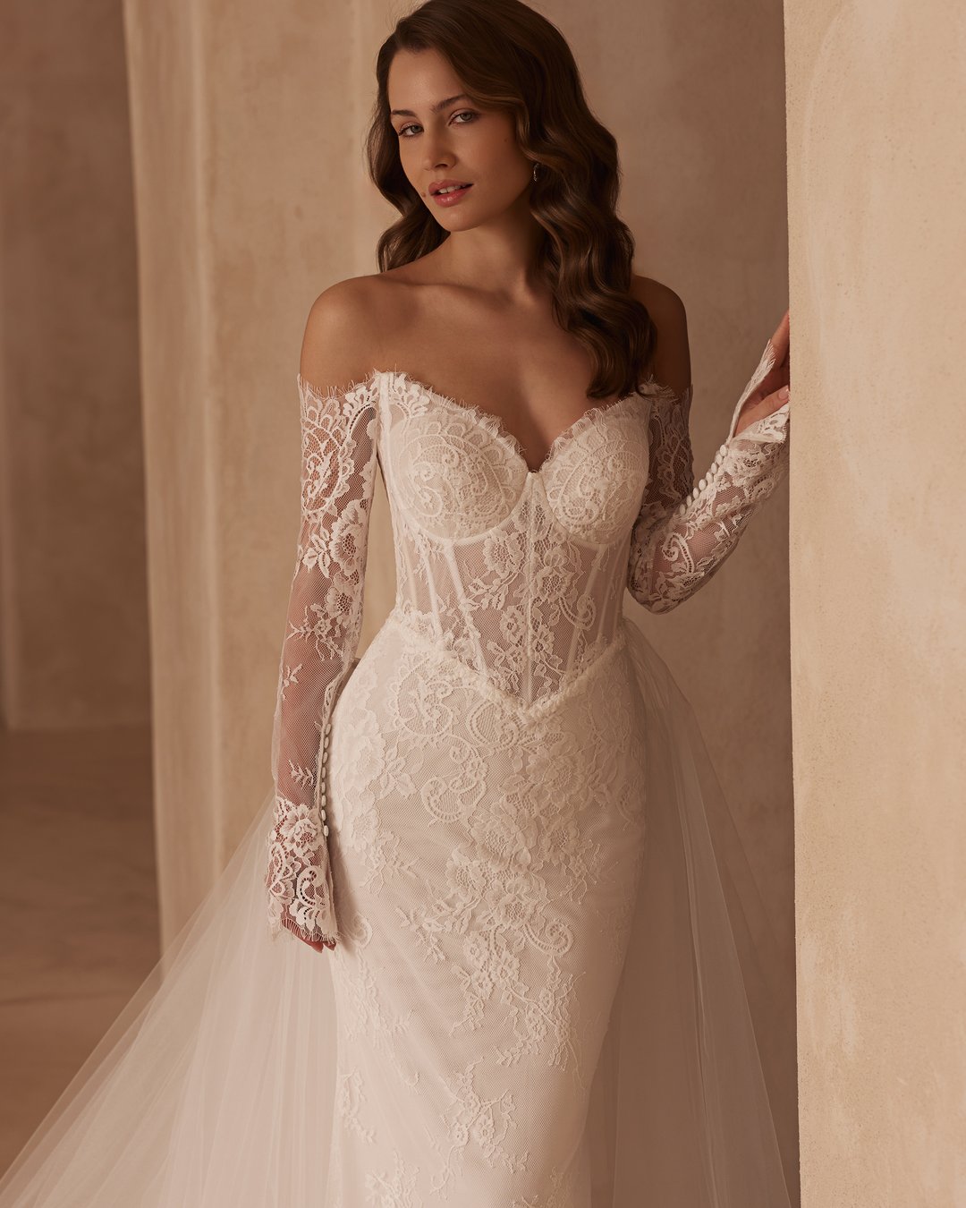 Suknia ślubna 5898 z kolekcji Elizabeth Passion to kwintesencja klasycznej elegancji i nowoczesnego stylu. Dopasowany gorset i tren w pełni z koronki francuskiej doskonale podkreślają sylwetkę panny młodej, a lekki tiul dodaje całości romantycznego uroku. Pozwól sobie na chwilę magii w tej niezwykłej kreacji, która sprawi, że w dniu Twojego ślubu poczujesz się wyjątkowo.