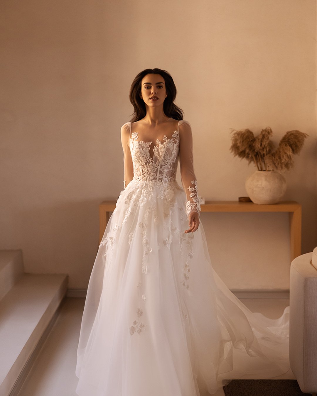 Suknia ślubna model 5508 z kolekcji Elizabeth Passion to elegancka kreacja w literę A z długimi rękawami i koronkowymi detalami. Jej subtelny tiul i koronka sprawiają, że jest to idealny wybór dla każdej romantycznej panny młodej.