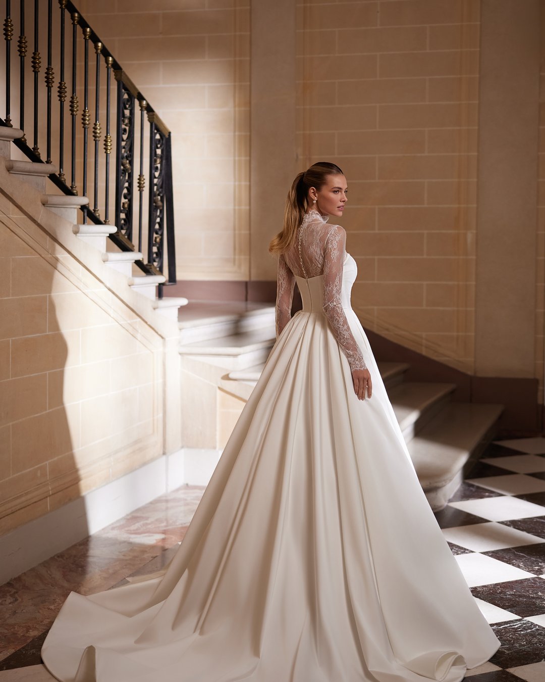 Suknia ślubna Diamora z kolekcji AnnaSposa to doskonały wybór dla przyszłych panien młodych pragnących połączyć klasykę z elegancją. Jej gorsetowy krój z dekoltem na prosto oraz efektownym trenem tworzy zjawiskową sylwetkę w stylu princessy, a delikatne nakładane bolerko dodaje romantycznego uroku. Wykonana z luksusowej francuskiej koronki, sukienka ta z pewnością uczyni Twój wyjątkowy dzień niezapomnianym.