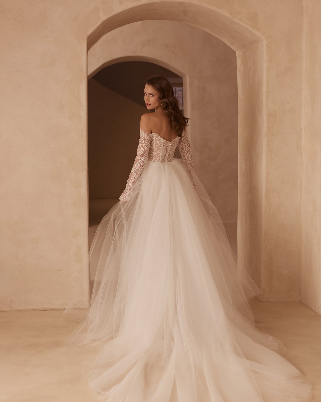 Suknia ślubna 5898 z kolekcji Elizabeth Passion to kwintesencja klasycznej elegancji i nowoczesnego stylu. Dopasowany gorset i tren w pełni z koronki francuskiej doskonale podkreślają sylwetkę panny młodej, a lekki tiul dodaje całości romantycznego uroku. Pozwól sobie na chwilę magii w tej niezwykłej kreacji, która sprawi, że w dniu Twojego ślubu poczujesz się wyjątkowo.