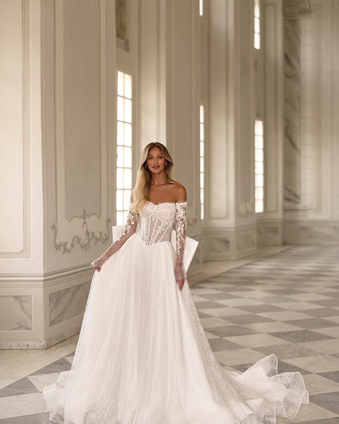 Istolia to niezwykle elegancka, koronkowa suknia ślubna o księżniczkowym kroju z efektowną kokardą. Gorsetowy fason, lekka konstrukcja, pas w literę V oraz zdejmowane rękawy sprawiają, że suknia łączy klasykę z nowoczesnością.