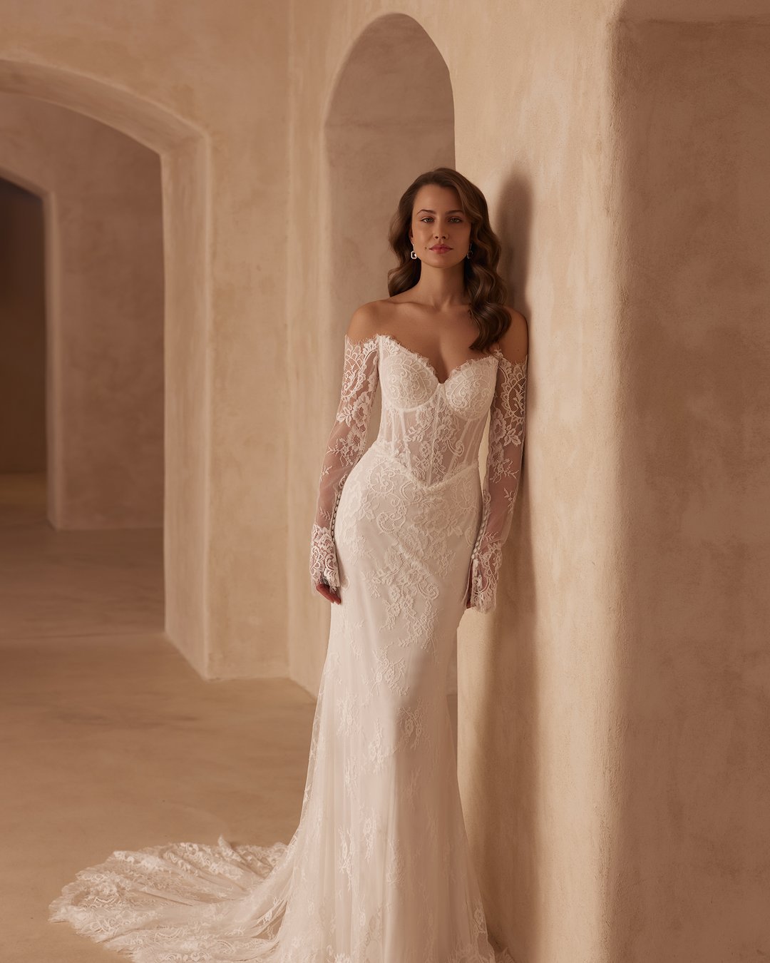 Suknia ślubna 5898 z kolekcji Elizabeth Passion to kwintesencja klasycznej elegancji i nowoczesnego stylu. Dopasowany gorset i tren w pełni z koronki francuskiej doskonale podkreślają sylwetkę panny młodej, a lekki tiul dodaje całości romantycznego uroku. Pozwól sobie na chwilę magii w tej niezwykłej kreacji, która sprawi, że w dniu Twojego ślubu poczujesz się wyjątkowo.