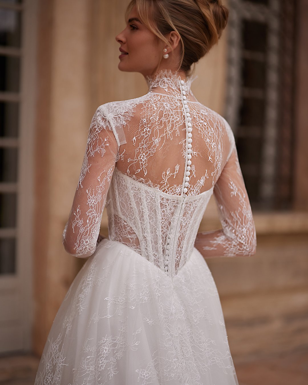 Suknia Kaviella z kolekcji AnnaSposa to połączenie elegancji i nowoczesności, które zachwyci każdą pannę młodą. Wykonana z delikatnej francuskiej koronki, z zmysłowym rozporkiem i gorsetowym krojem, subtelnie podkreśla sylwetkę, a przezroczyste szerokie ramiączka dodają jej lekkości. Uzupełniona o bolerko i efektowny tren, ta suknia sprawi, że poczujesz się wyjątkowo w najważniejszym dniu swojego życia.