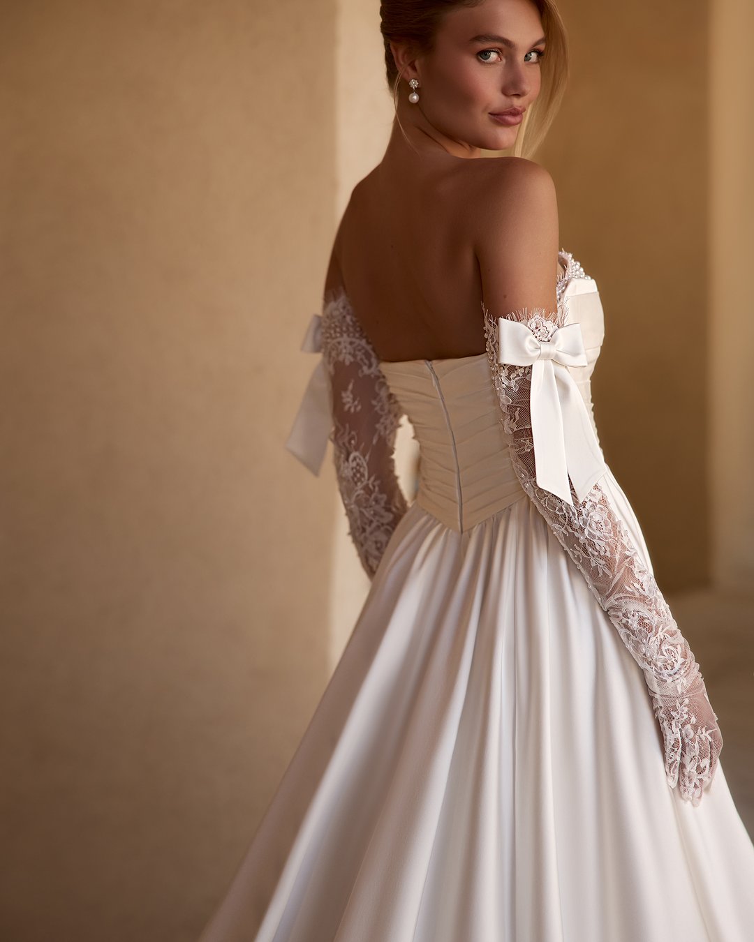 Suknia ślubna Frantelia z kolekcji AnnaSposa to kwintesencja klasycznej elegancji, która zachwyca zarówno gorsetowym krojem, jak i rozkloszowanym dołem, idealnie podkreślającym sylwetkę. Dekolt w kształcie serca oraz subtelne perły dodają jej niepowtarzalnego blasku, a tren nadaje całości romantycznego charakteru. Wybierz Frantelię, aby w dniu swojego ślubu poczuć się jak prawdziwa księżniczka.
