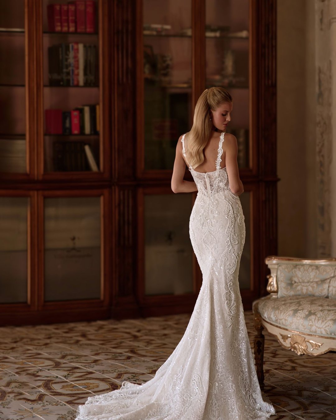 Suknia Tropikal od Anna Sposa to nowoczesna i elegancka propozycja o kroju tuba, wykonana z bogato zdobionej, ręcznie wyszywanej koronki. Zachwyca karo dekoltem, przezroczystą górą i subtelnym blaskiem. Dopasowany fason pięknie podkreśla sylwetkę, a całość emanuje szykiem i wyrafinowaniem.