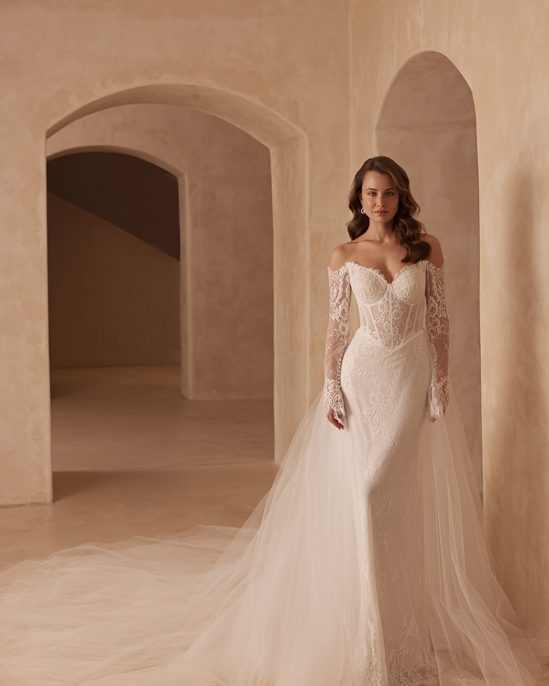 Suknia ślubna 5898 z kolekcji Elizabeth Passion to kwintesencja klasycznej elegancji i nowoczesnego stylu. Dopasowany gorset i tren w pełni z koronki francuskiej doskonale podkreślają sylwetkę panny młodej, a lekki tiul dodaje całości romantycznego uroku. Pozwól sobie na chwilę magii w tej niezwykłej kreacji, która sprawi, że w dniu Twojego ślubu poczujesz się wyjątkowo.