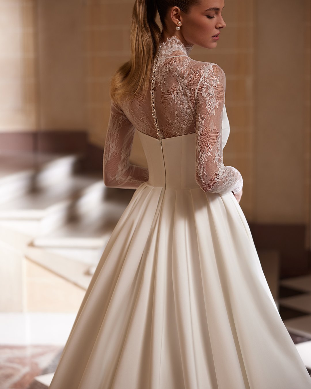 Suknia ślubna Diamora z kolekcji AnnaSposa to doskonały wybór dla przyszłych panien młodych pragnących połączyć klasykę z elegancją. Jej gorsetowy krój z dekoltem na prosto oraz efektownym trenem tworzy zjawiskową sylwetkę w stylu princessy, a delikatne nakładane bolerko dodaje romantycznego uroku. Wykonana z luksusowej francuskiej koronki, sukienka ta z pewnością uczyni Twój wyjątkowy dzień niezapomnianym.