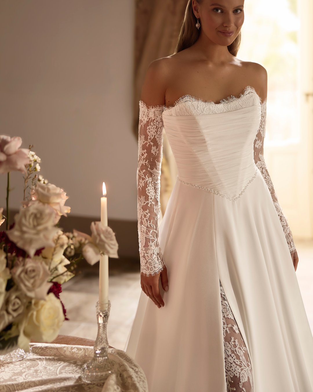 Suknia ślubna Liessa z kolekcji AnnaSposa to kwintesencja elegancji, łącząca w sobie lekkość muslinu oraz finezję koronkowych detali. Zmysłowy rozporek i gorsetowy krój w kształcie litery V podkreślają sylwetkę, a subtelne, nakładane rękawy dodają romantycznego charakteru. Idealna dla panien młodych pragnących połączyć klasykę z nowoczesnym stylem, Liessa sprawi, że każda chwila w tym wyjątkowym dniu stanie się niezapomniana.