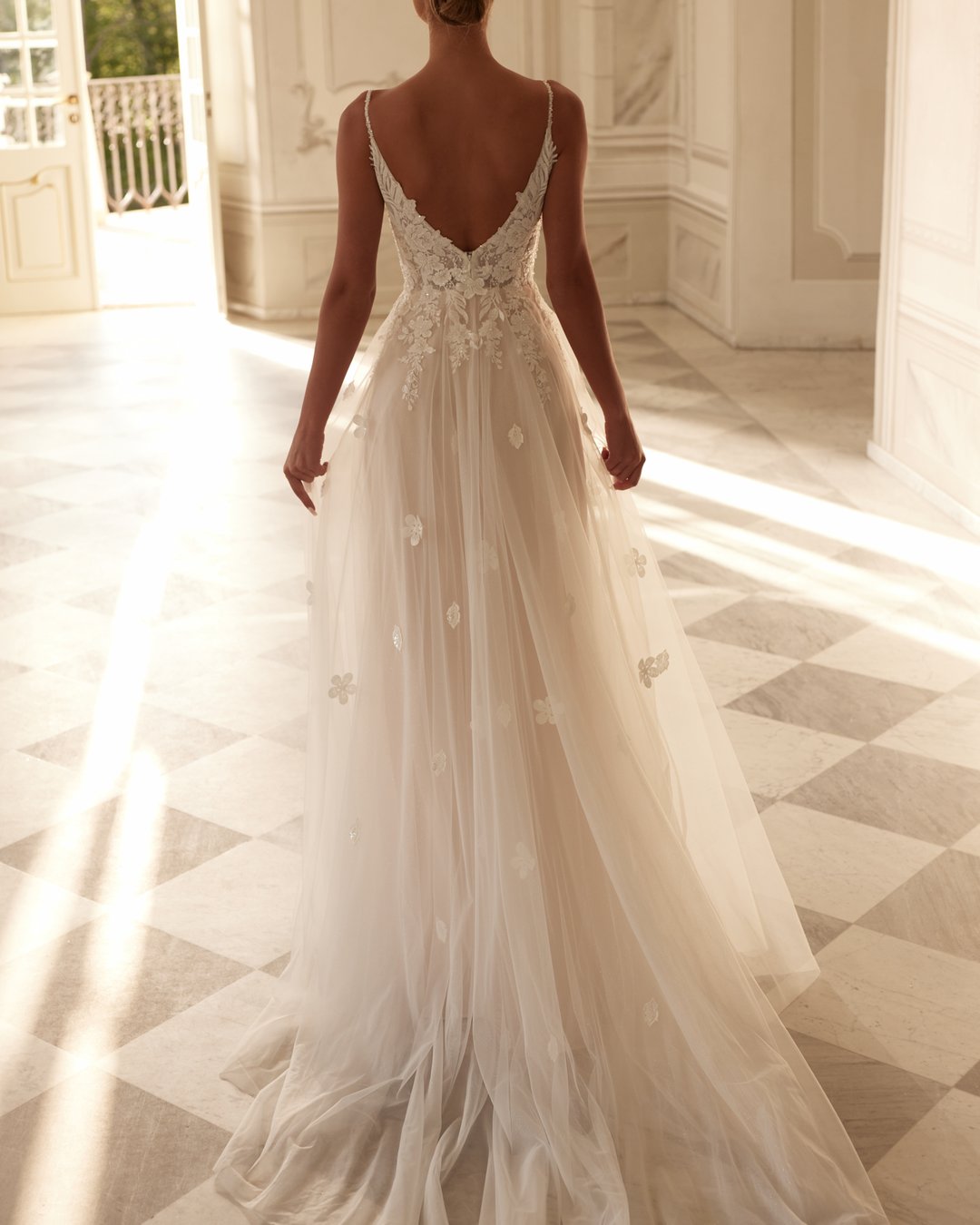 Suknia ślubna Isadora z kolekcji Gala to kwintesencja romantyzmu, łącząca lekkość tiulu z delikatnością koronki. Jej rozkloszowany krój w linii A subtelnie podkreśla sylwetkę, tworząc niezapomniany efekt w dniu ślubu. Poczuj się jak prawdziwa księżniczka w tej wyjątkowej kreacji, która sprawi, że każdy krok będzie pełen magii.