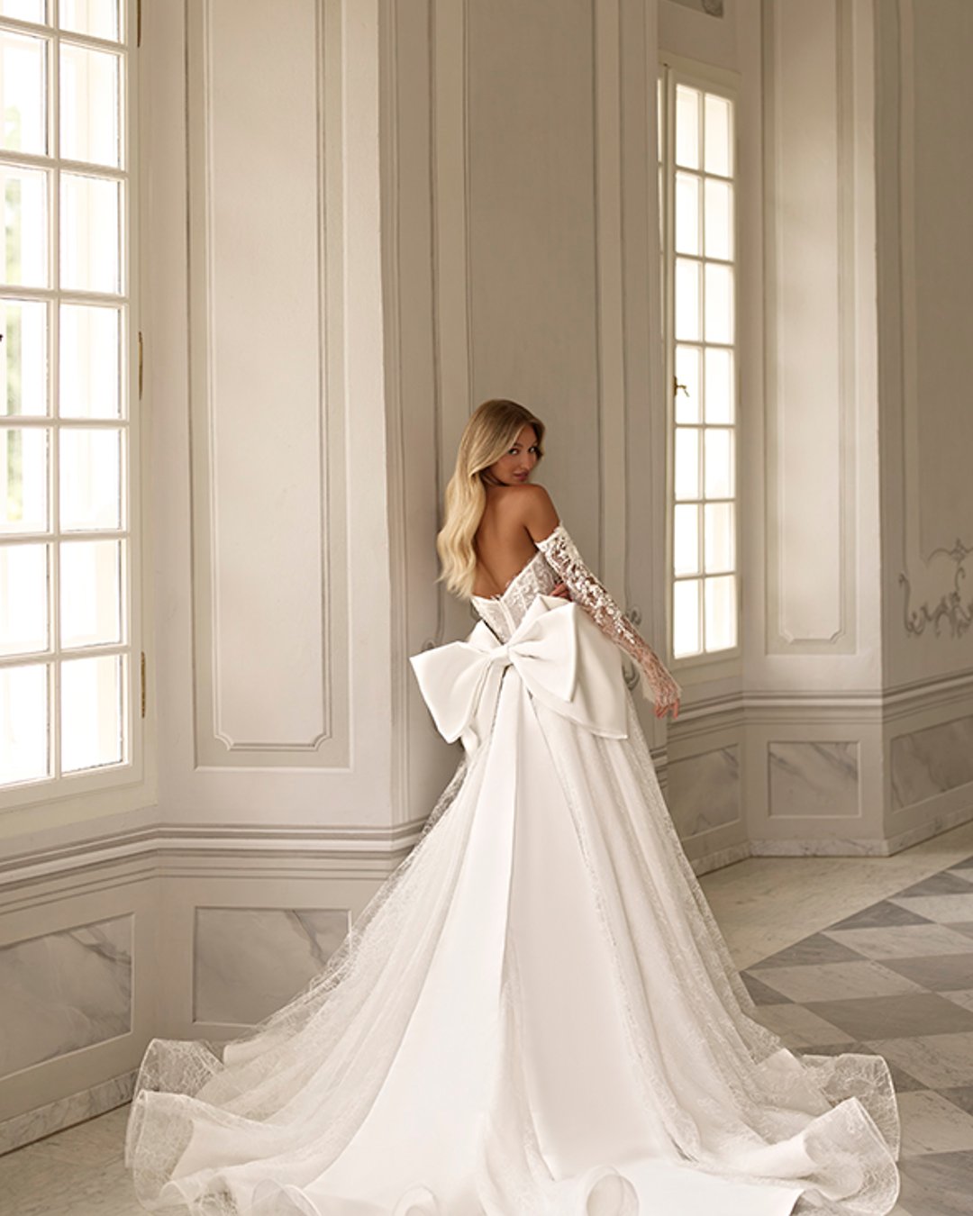 Istolia to niezwykle elegancka, koronkowa suknia ślubna o księżniczkowym kroju z efektowną kokardą. Gorsetowy fason, lekka konstrukcja, pas w literę V oraz zdejmowane rękawy sprawiają, że suknia łączy klasykę z nowoczesnością.