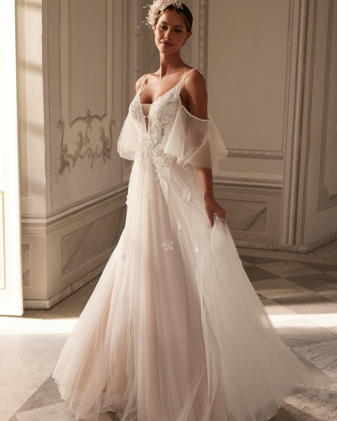 Suknia ślubna Isadora z kolekcji Gala to kwintesencja romantyzmu, łącząca lekkość tiulu z delikatnością koronki. Jej rozkloszowany krój w linii A subtelnie podkreśla sylwetkę, tworząc niezapomniany efekt w dniu ślubu. Poczuj się jak prawdziwa księżniczka w tej wyjątkowej kreacji, która sprawi, że każdy krok będzie pełen magii.