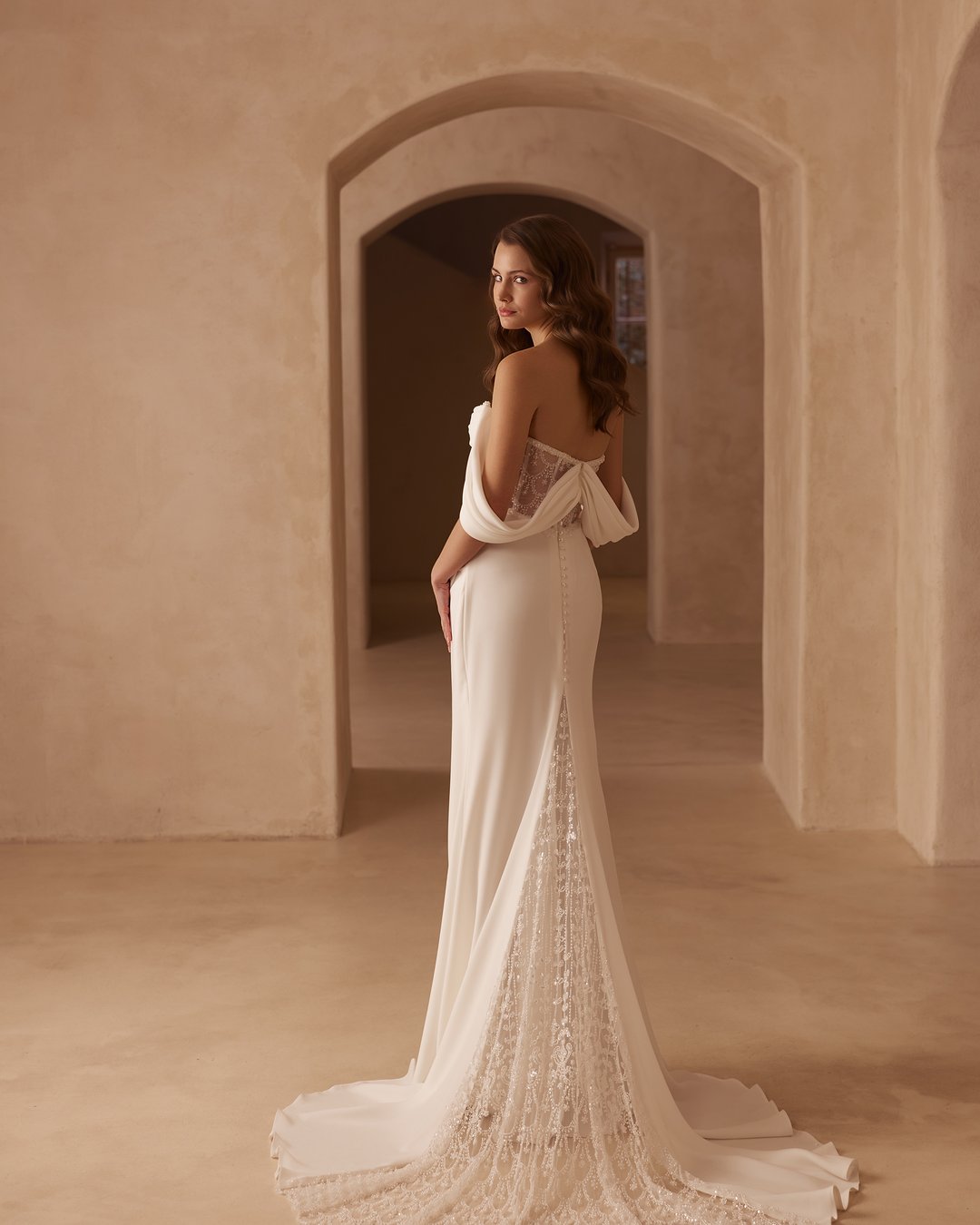 Suknia ślubna 5859 z kolekcji Elizabeth Passion to kwintesencja klasycznej elegancji, łącząca nowoczesny design z ponadczasowym stylem. Delikatne opadające ramiączka oraz zjawiskowy tren podkreślają smukłą sylwetkę, a gorsetowa, dopasowana konstrukcja z satyny i koronki emanuje blaskiem i subtelnym wdziękiem. To idealny wybór dla panien młodych, które pragną wyglądać olśniewająco w dniu swojego ślubu.