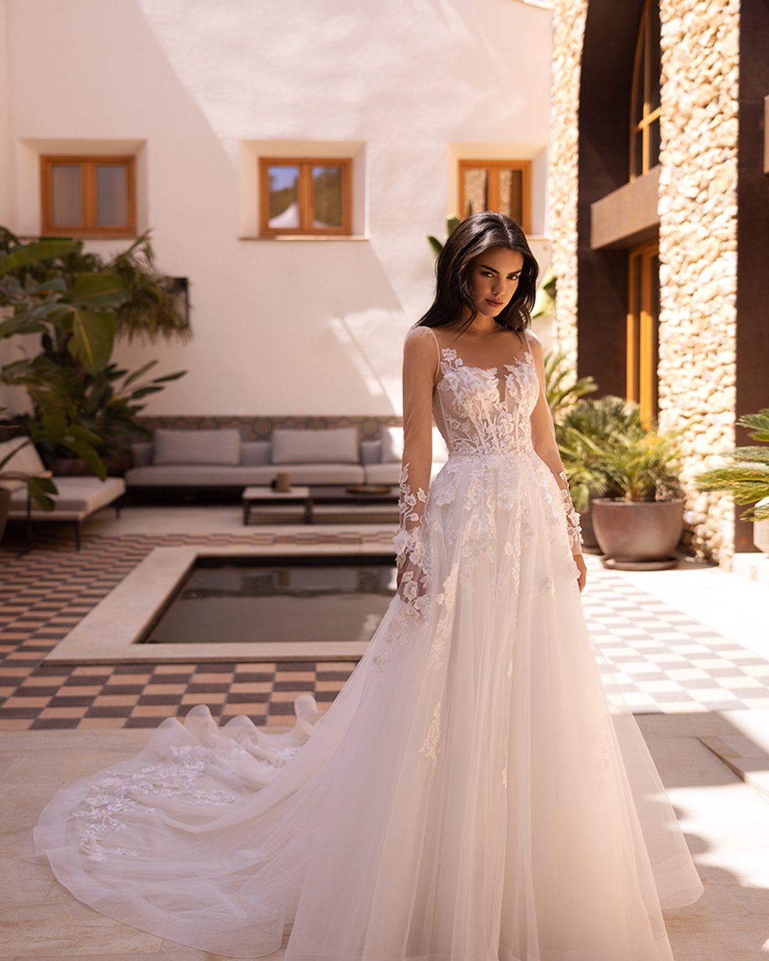 Suknia ślubna model 5508 z kolekcji Elizabeth Passion to elegancka kreacja w literę A z długimi rękawami i koronkowymi detalami. Jej subtelny tiul i koronka sprawiają, że jest to idealny wybór dla każdej romantycznej panny młodej.