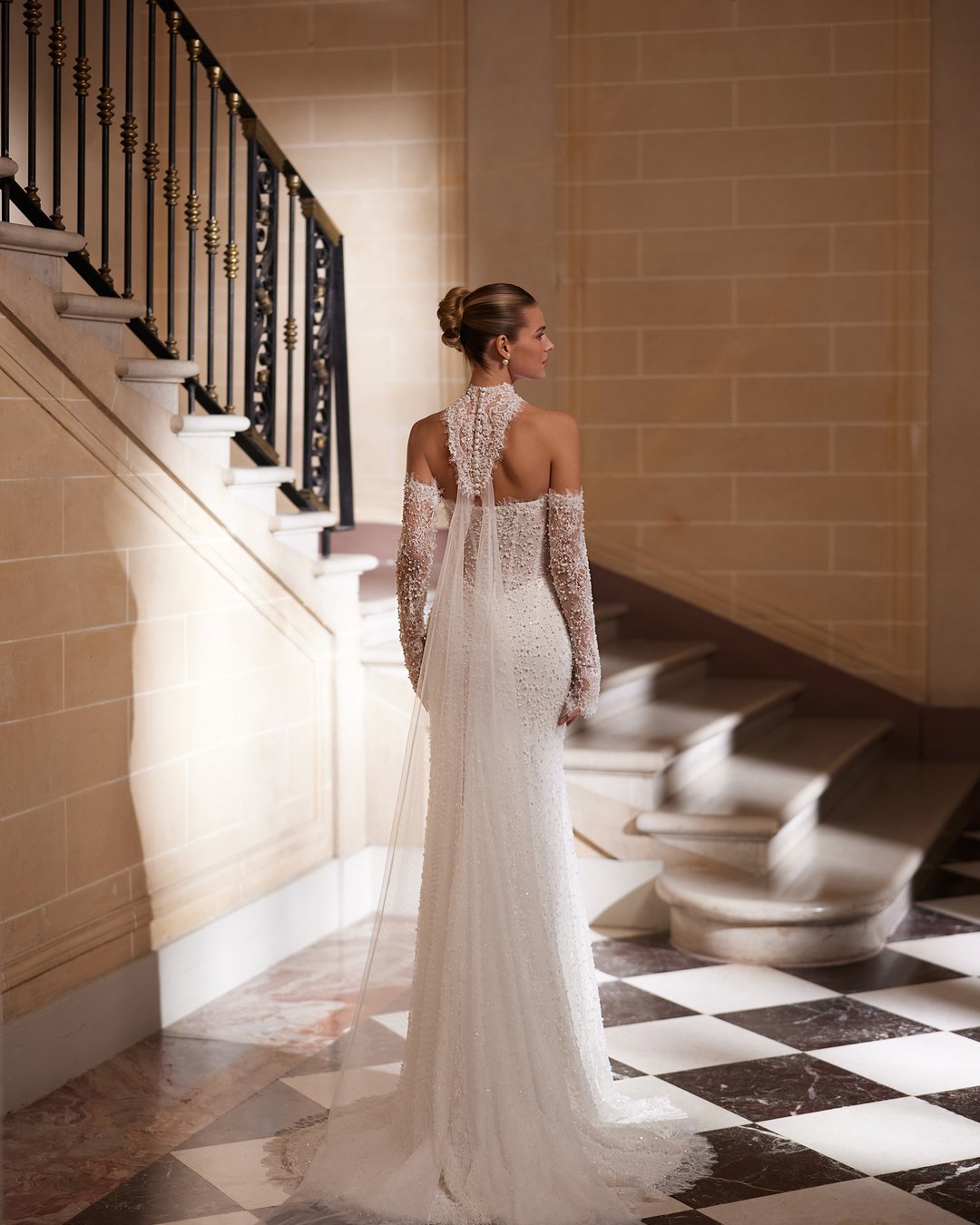 Suknia ślubna Amity z kolekcji AnnaSposa to kwintesencja elegancji i nowoczesności, która zachwyca dopasowanym krojem syrenki oraz zjawiskowym trenem. Wykonana z francuskiej koronki ozdobionej perłami, podkreśla kobiece kształty dzięki gorsetowemu fasonowi i efektownemu pasowi w kształcie litery V. Dodatkowy urok sukni nadaje wyjątkowy choker, który dopełnia całość, czyniąc każdą pannę młodą prawdziwą królową w dniu jej ślubu.