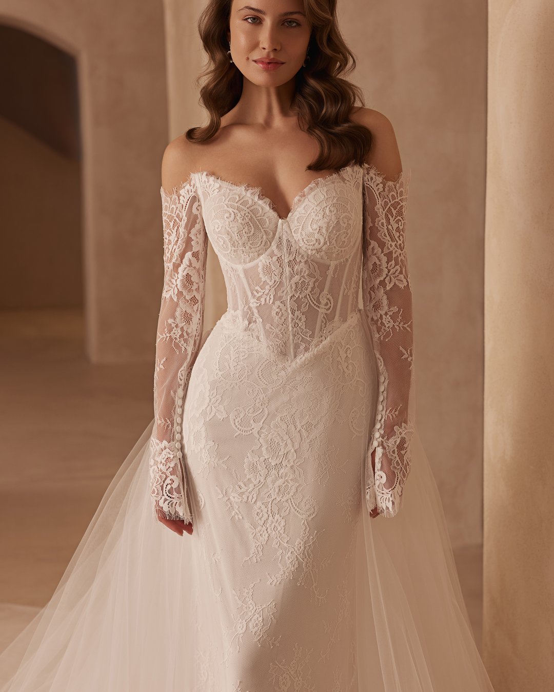 Suknia ślubna 5898 z kolekcji Elizabeth Passion to kwintesencja klasycznej elegancji i nowoczesnego stylu. Dopasowany gorset i tren w pełni z koronki francuskiej doskonale podkreślają sylwetkę panny młodej, a lekki tiul dodaje całości romantycznego uroku. Pozwól sobie na chwilę magii w tej niezwykłej kreacji, która sprawi, że w dniu Twojego ślubu poczujesz się wyjątkowo.