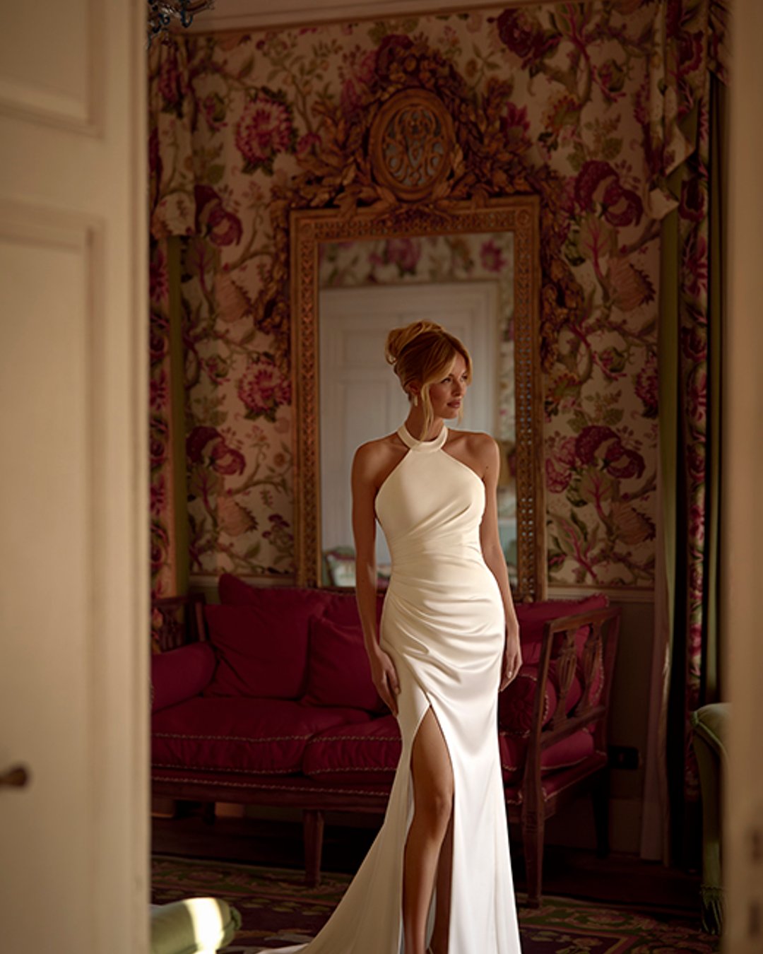 Nowoczesna i zmysłowa suknia Virbel zachwyca prostotą formy i wyrafinowaną elegancją. Wykonana z gładkiej, połyskującej satyny, podkreśla sylwetkę dzięki dopasowanemu fasonowi, efektownemu dekoltowi halter i zmysłowo wyciętym plecom. Idealna dla Panny Młodej, która szuka minimalistycznej klasyki z nutą seksapilu.