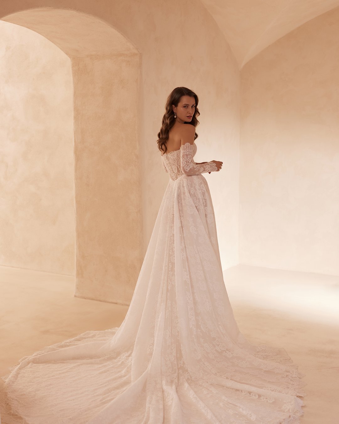 Suknia ślubna 5887 z kolekcji Elizabeth Passion to doskonałe połączenie klasyki z nowoczesnym stylem. Jej szeroka spódnica w linii A, ozdobiona delikatną francuską koronką, harmonijnie współgra z eleganckim gorsetem i przezroczystymi nakładanymi rękawami, tworząc niezapomniany look każdej panny młodej. Poczuj się wyjątkowo w tej sukni, która podkreśli Twoją urodę w najważniejszym dniu życia.