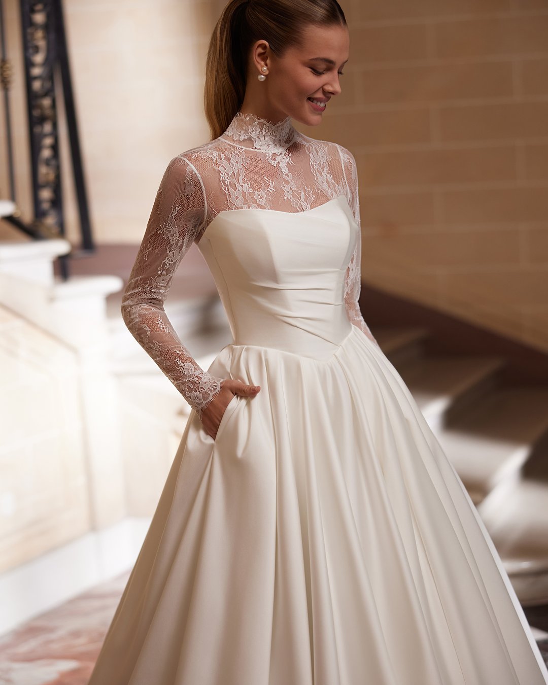 Suknia ślubna Diamora z kolekcji AnnaSposa to doskonały wybór dla przyszłych panien młodych pragnących połączyć klasykę z elegancją. Jej gorsetowy krój z dekoltem na prosto oraz efektownym trenem tworzy zjawiskową sylwetkę w stylu princessy, a delikatne nakładane bolerko dodaje romantycznego uroku. Wykonana z luksusowej francuskiej koronki, sukienka ta z pewnością uczyni Twój wyjątkowy dzień niezapomnianym.