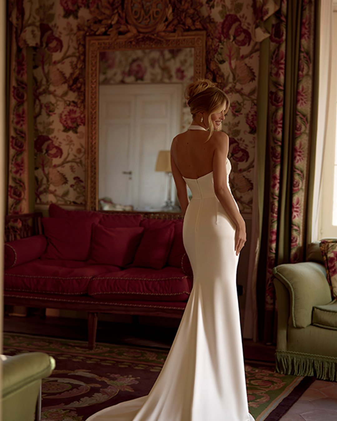 Nowoczesna i zmysłowa suknia Virbel zachwyca prostotą formy i wyrafinowaną elegancją. Wykonana z gładkiej, połyskującej satyny, podkreśla sylwetkę dzięki dopasowanemu fasonowi, efektownemu dekoltowi halter i zmysłowo wyciętym plecom. Idealna dla Panny Młodej, która szuka minimalistycznej klasyki z nutą seksapilu.