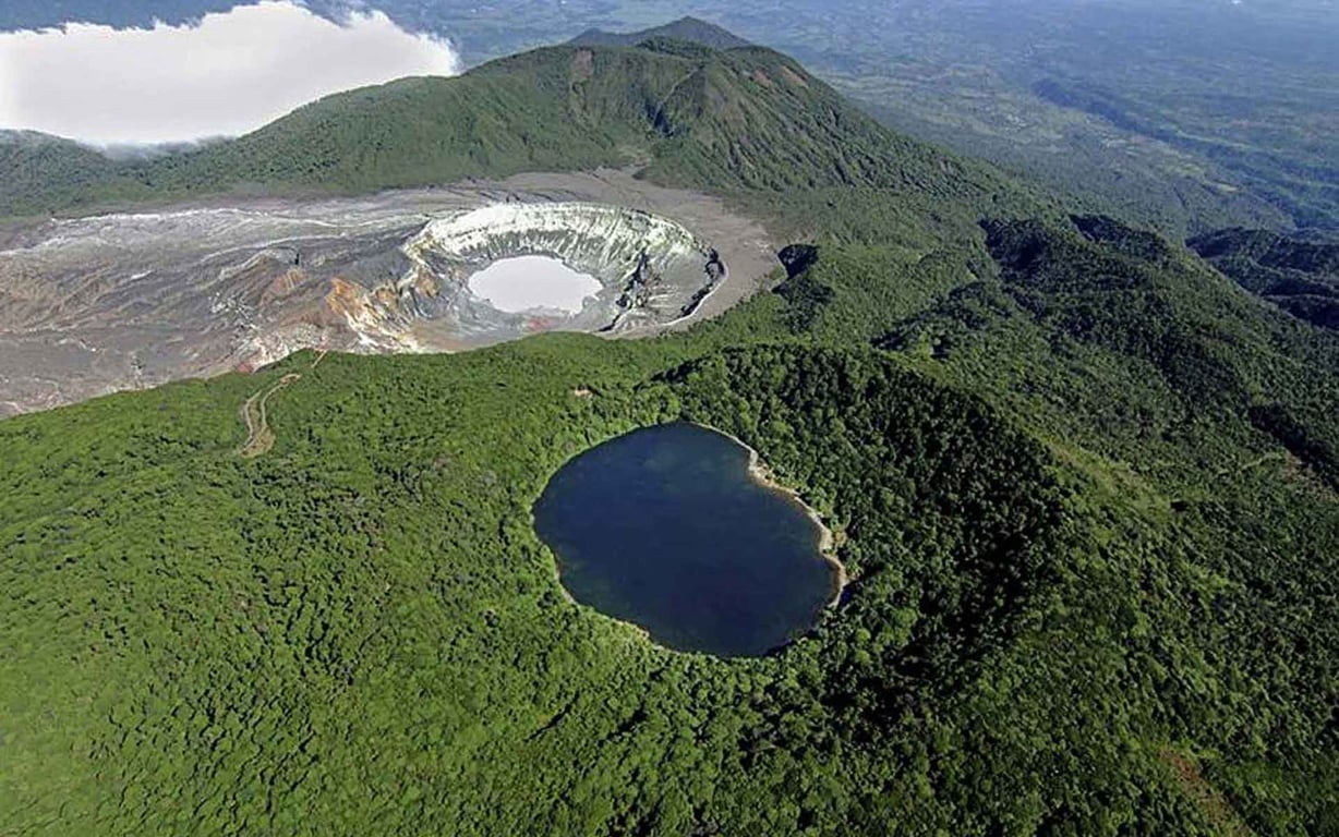 imagen de los crateres del volcán poás