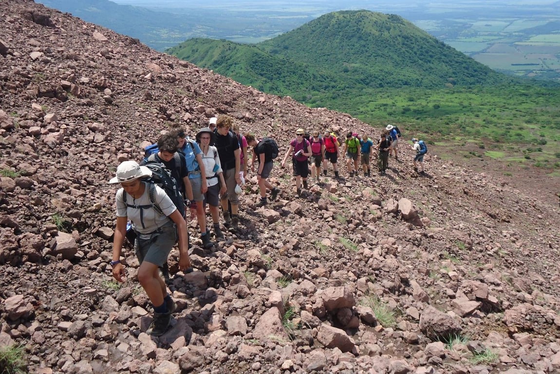 imagen de senderismo en el volcán télica