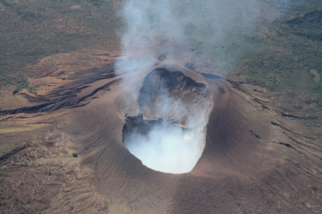 imagen observando el volcán télica
