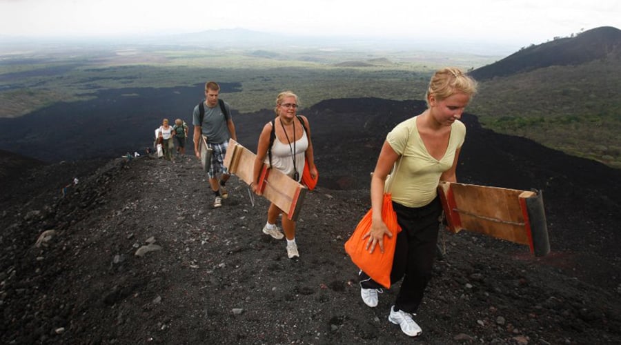 imagen del volcán cerro negro haciendo senderismo