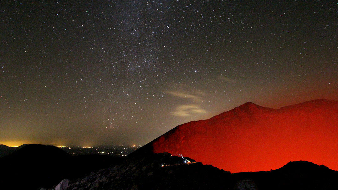 imagen de noche del volcán télica